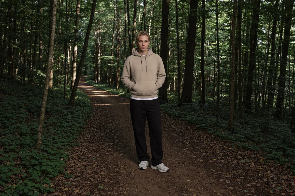Prompt: Gęsty las, styl streetwear
