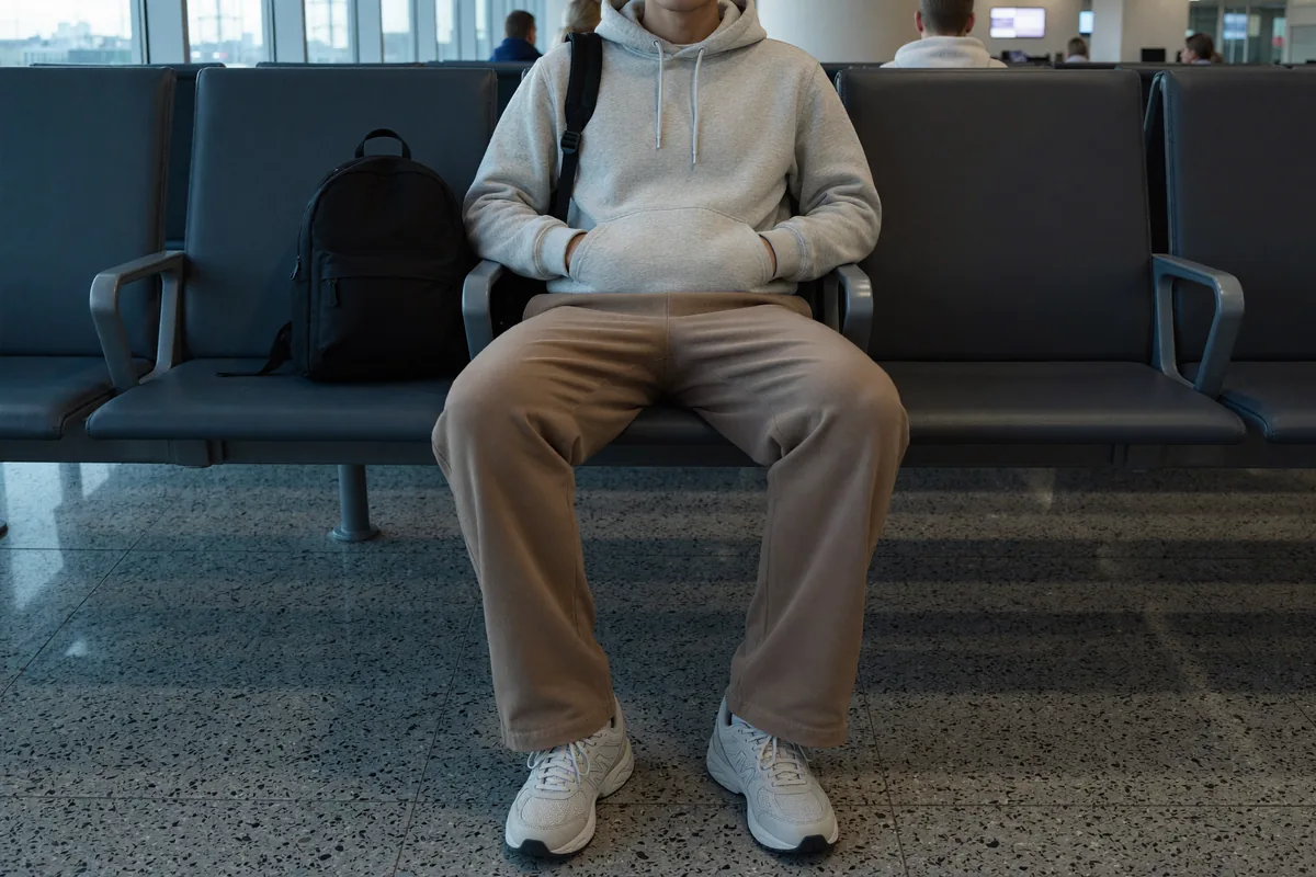 Prompt: Lotnisko, styl streetwear