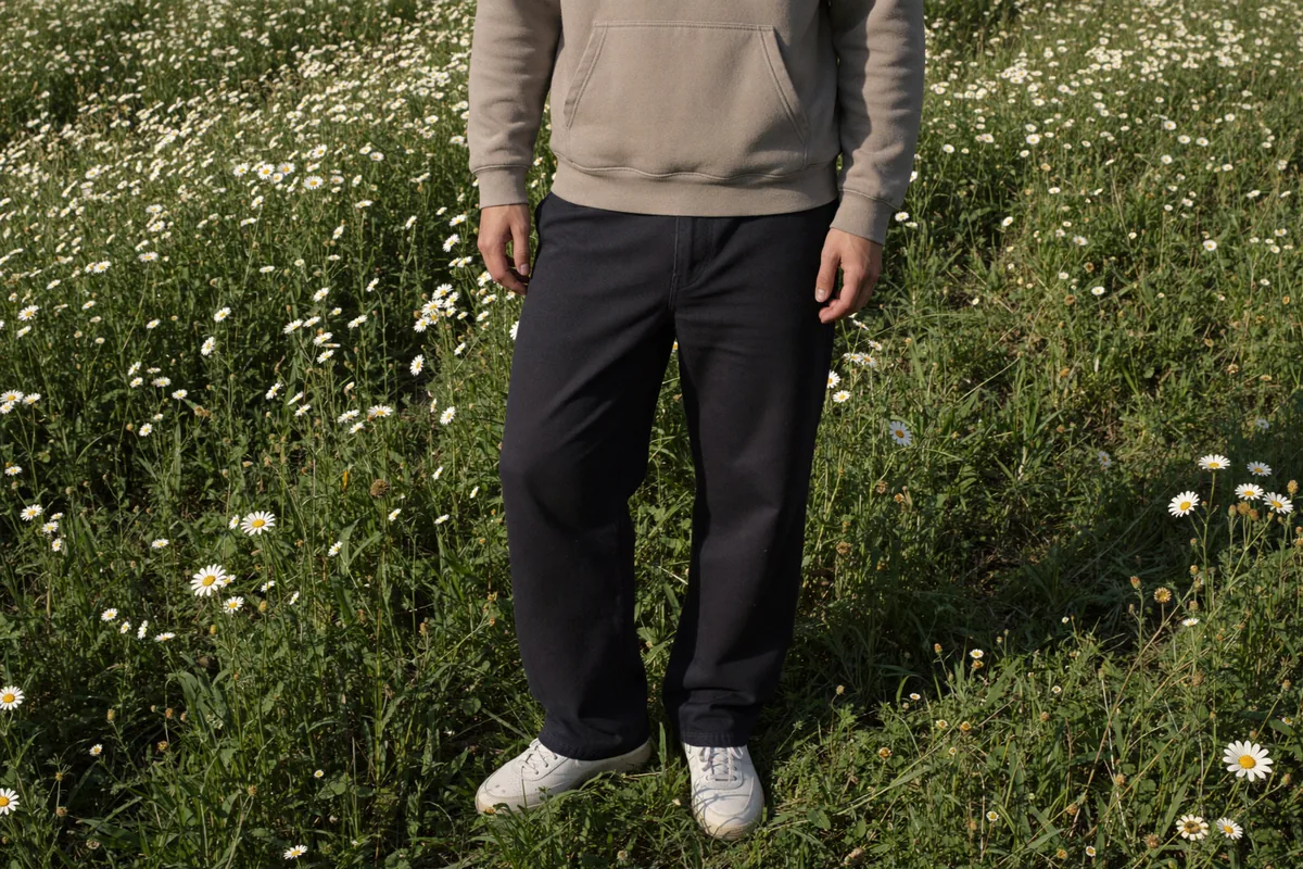 Prompt: Pole kwiatów, styl streetwear