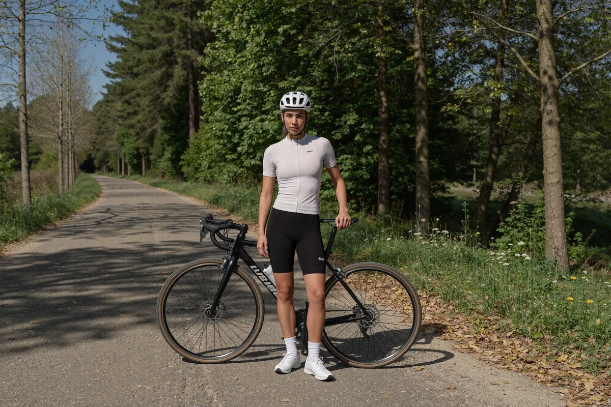 Prompt: Aktywność na zewnątrz, styl sportowy
