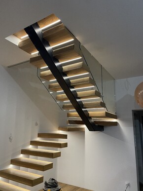 Schody samonośne z podświetleniem LED i szklaną balustradą