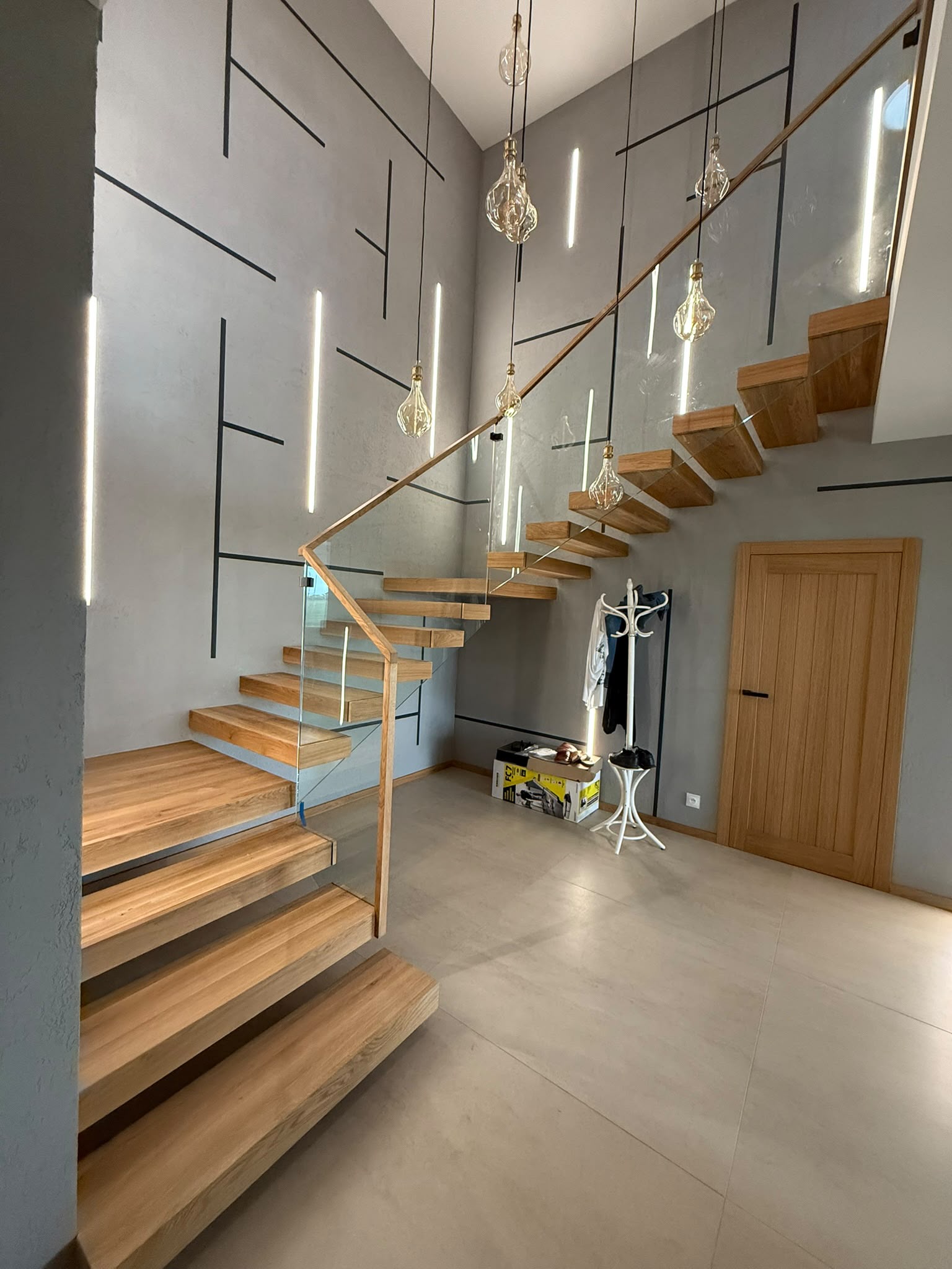 Schody wspornikowe z dębu ze szklaną balustradą